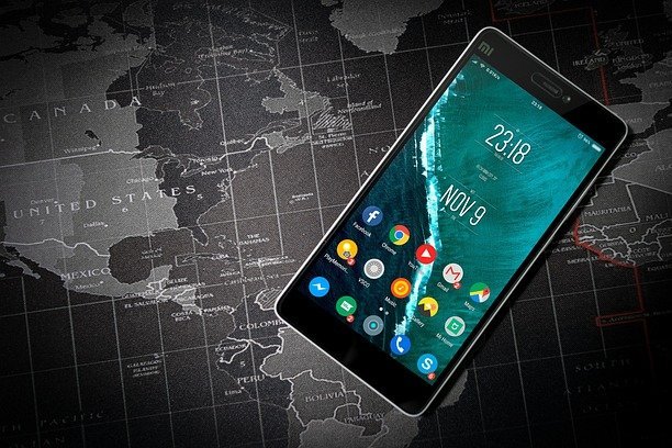Smartphone vor Weltkarte