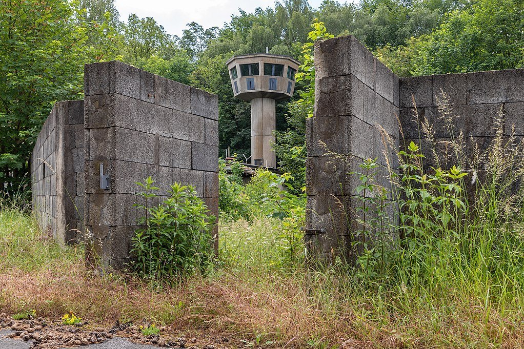 Auch der alte Wachturm des ehemaligen Sondermunitionslagers ist noch erhalten. Foto: Dietmar Rabich.